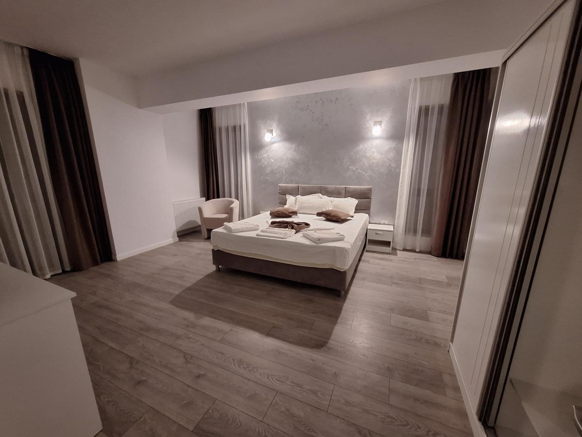Mira & Penthouse * Năvodari