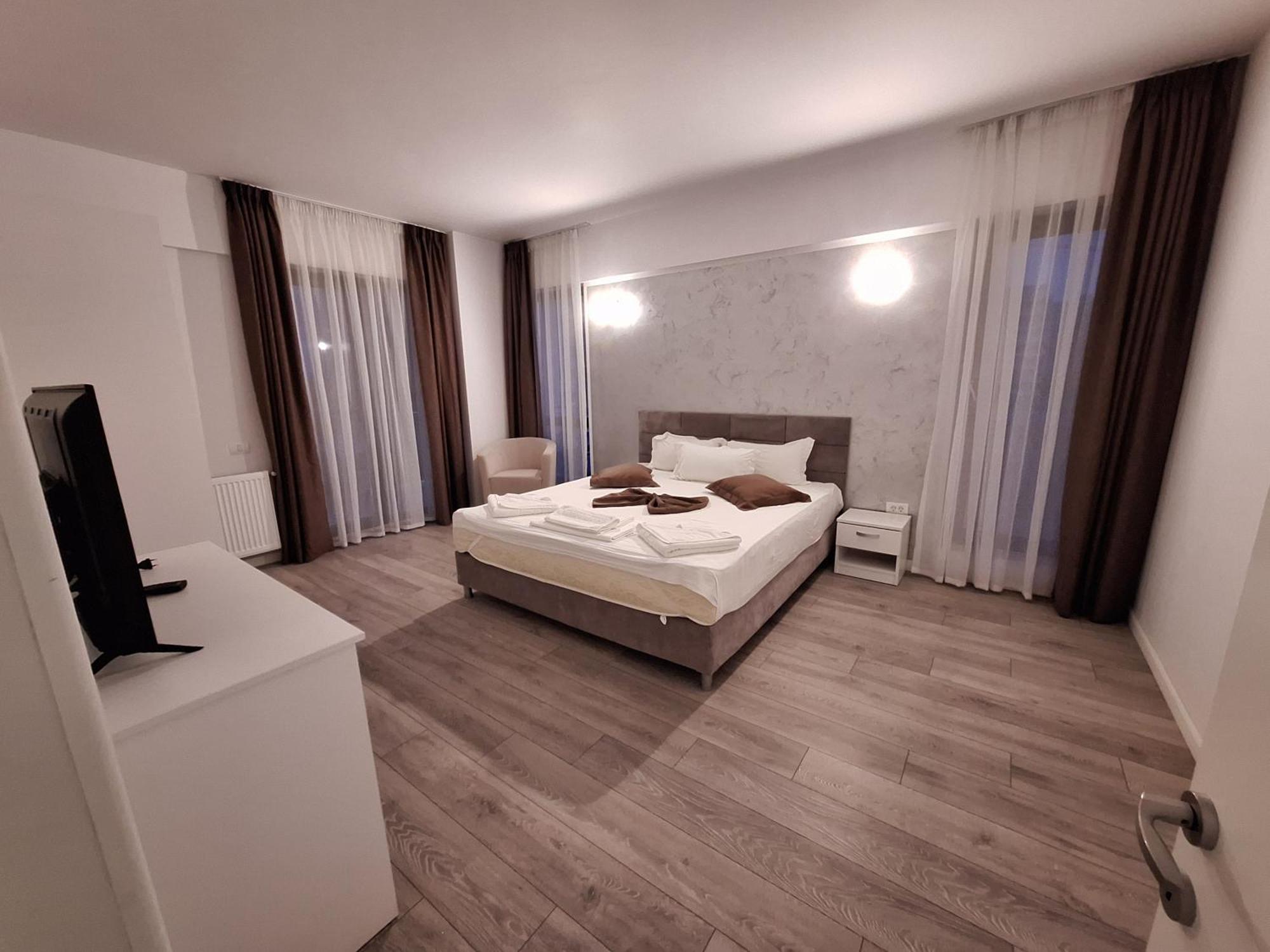 Mira & Penthouse Apartment